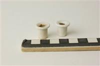 1968-0293 potjes.jpg; 1968-0293; Miniatuur inktstel met 2 potjes; inktstel